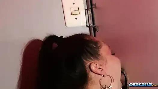 Cewek semok ini datang ke rumah swinger untuk nyepong beberapa orang asing