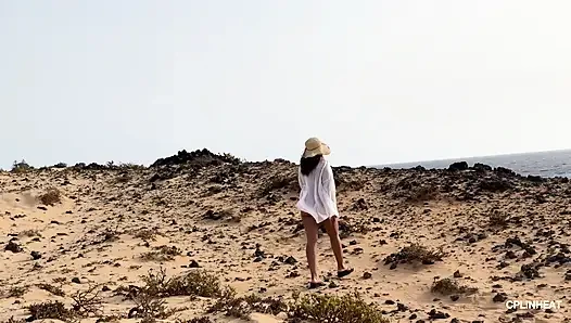 Meine großen thailändischen titten zittern im salzigen Wind, harte nippel werden am nackten strand bloßgestellt