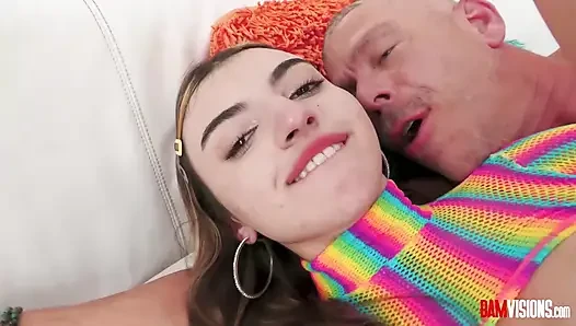 Julia james si cewek mungil yang lagi sange berat sampai telan sperma kontol besar