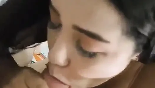 Я изменяю своей подруге с этой божественной 18-летней брюнеткой