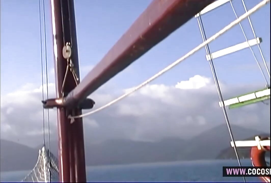 Sexo a três quente em Sunny Sailboat com duas morenas bronzeadas