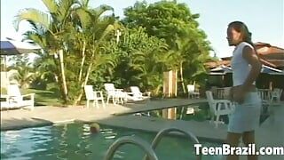 Braziliaans tienermeisje met kleine tieten heeft seks bij het zwembad
