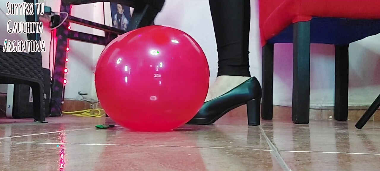 ShyyFxx frota y hace estallar globos con su culo!
