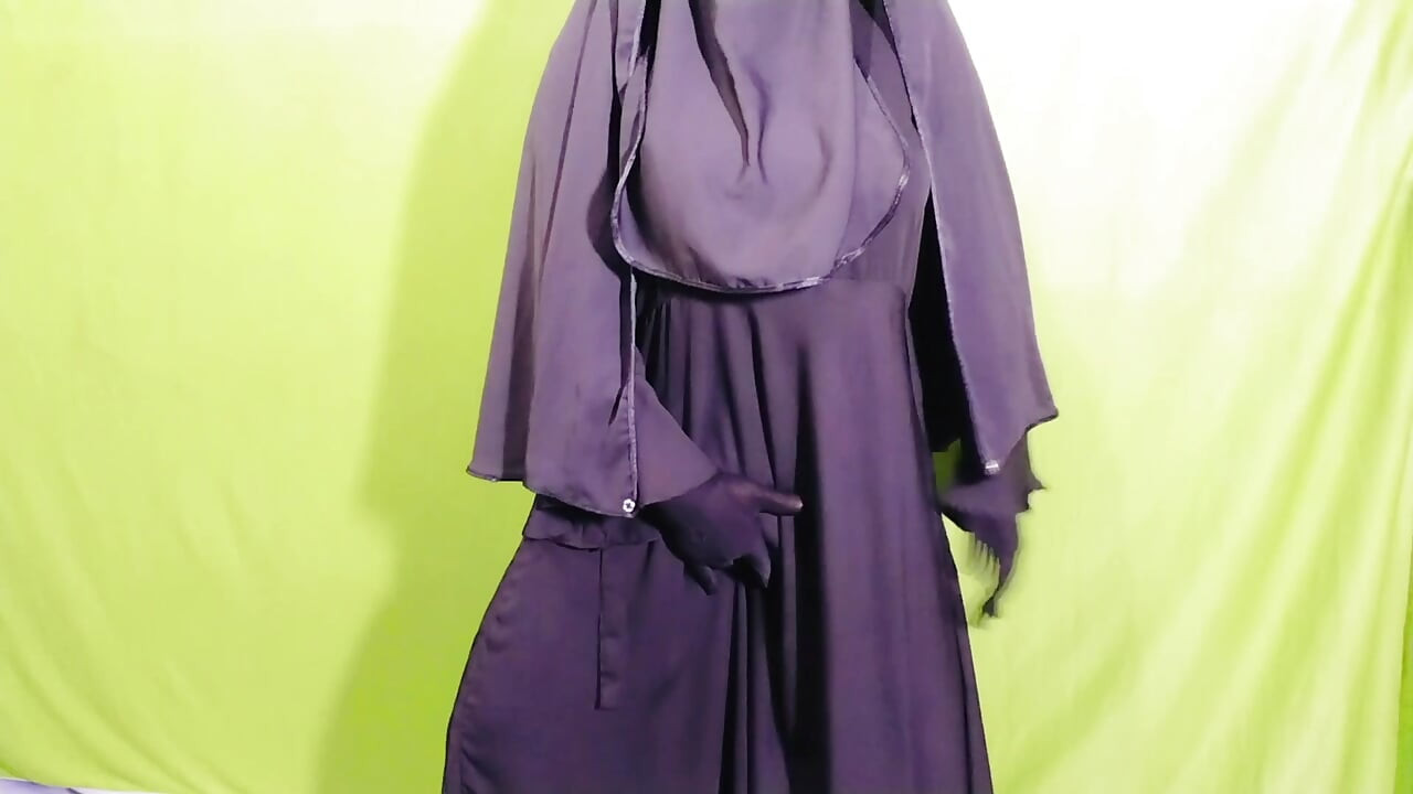 Mătușă indiană lăptoasă cu sărutul ei romantic pe pat