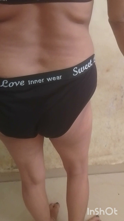 Akeli bhabhi ke kapde utare aur boobs bhi dabaya