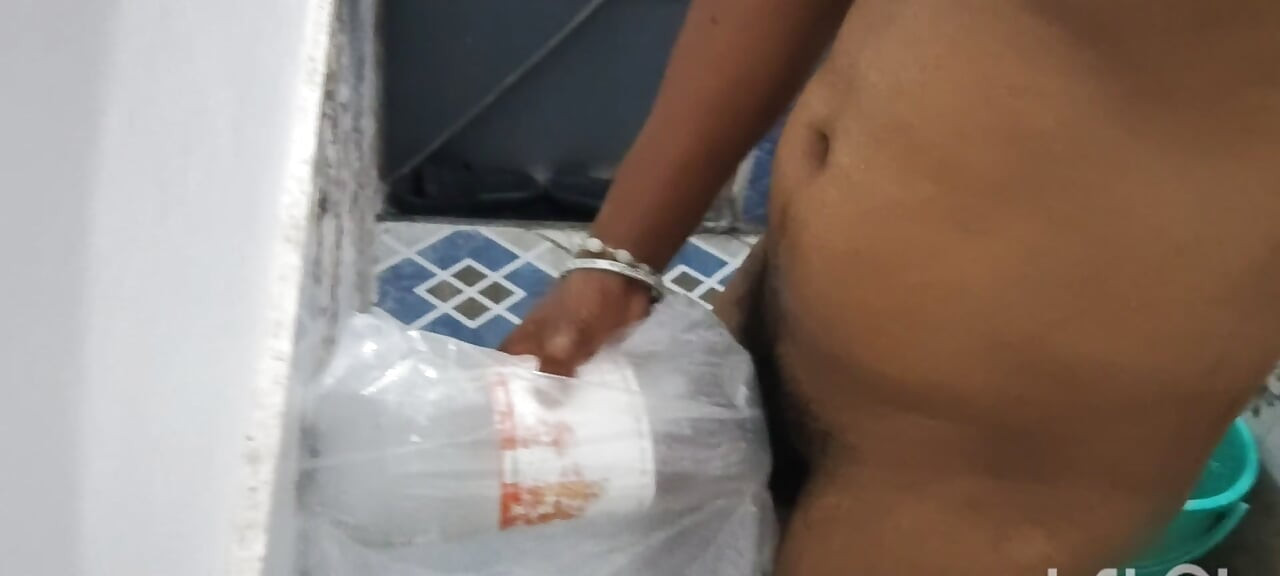 Super branlette dans la salle de bain, grosse bite dans un trou du cul béant, jeune homme