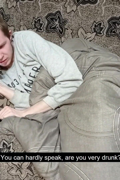 Alla piccola ragazza piace violento e duro