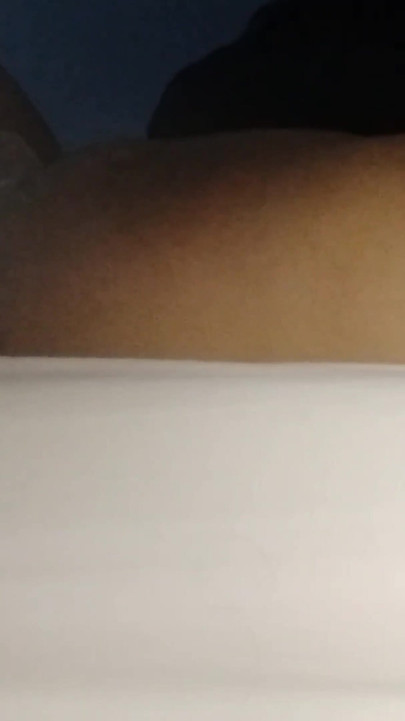 "Seksi küçük beyaz tangalı külot giyen adam meme uçlarını kadın kadın tarafından erkek iç çamaşırıyla yalatıyor" den güçlü an