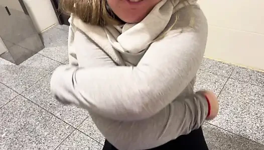 Blondine hat gefickt und sie brechen ihren Arsch ohne Kondom