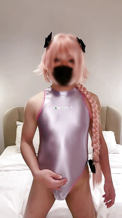 Astolfo Femboy ในชุดว่ายน้ําแน่นน้ําแตกและน้ําแตก