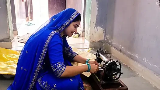 Indische ehefrau näht auf der maschine, aber sie hat auch andere gedanken.