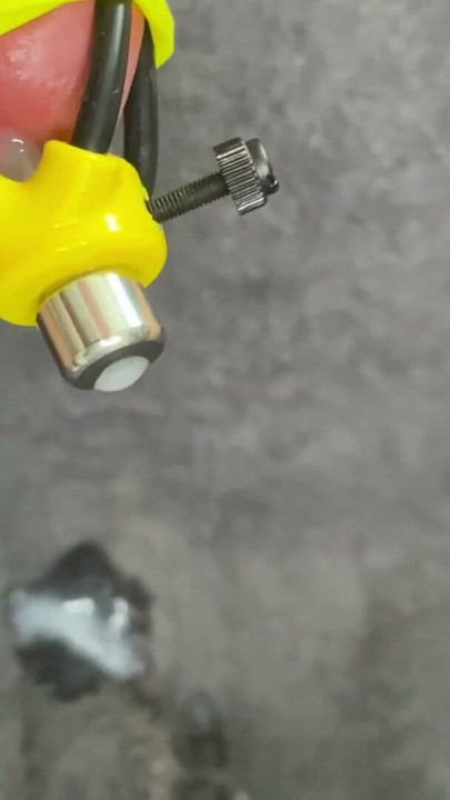 Électro-stimulation E-stim, éjaculation mains libres et giclée, charge de sperme, traite de queue, orgasme extrême, plug pénien nageant… | Clip 1