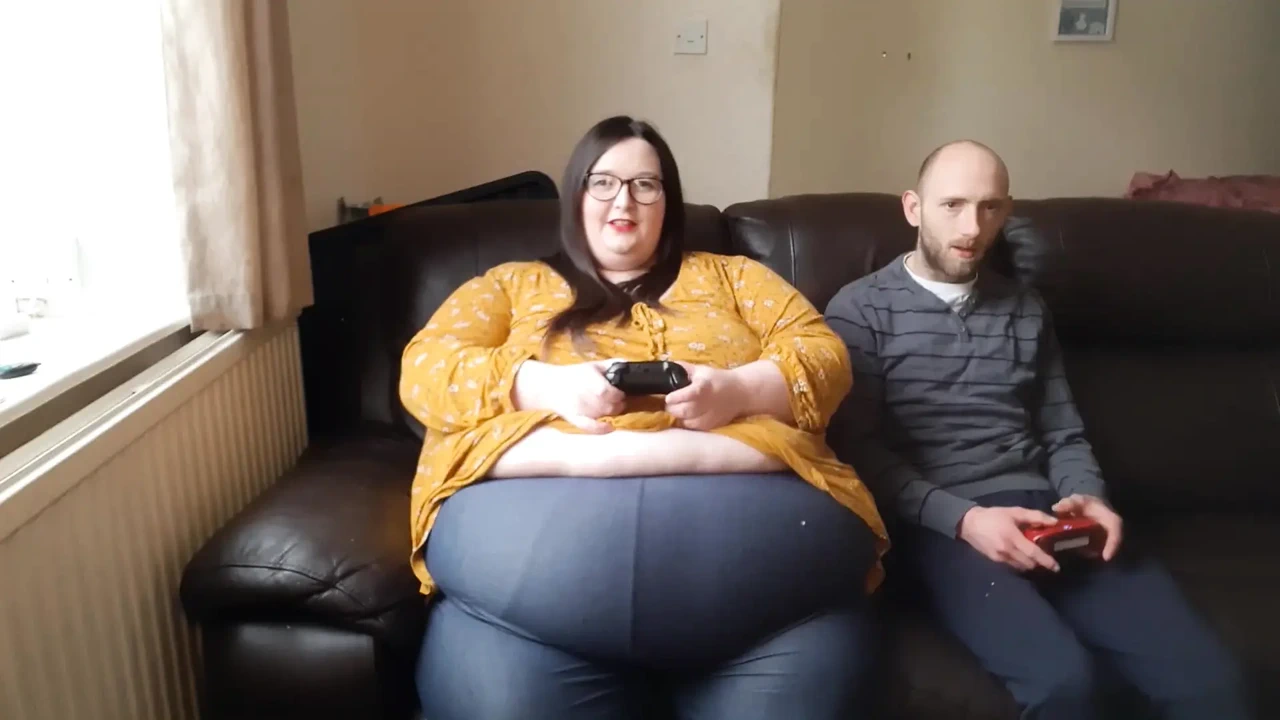 SSBBW chơi game với chơi bụng