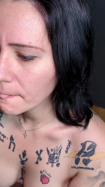 La ragazza gotica fa un pompino appassionato