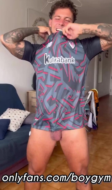 قضيبي القدمي، جاهز للمباراة🔥