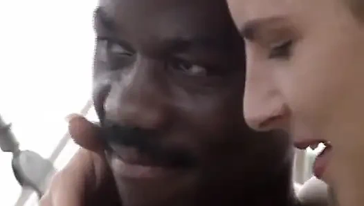 Симпатичную крошку из Германии трахнули на лодке