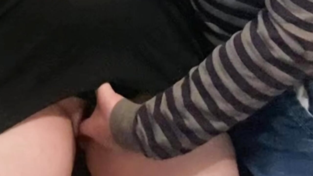 Chica cachonda pervertida dedeándose bajo vestido en público