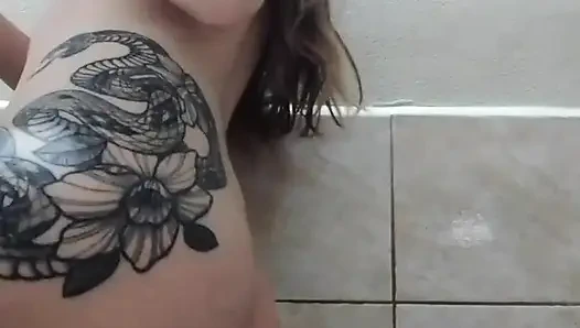 Dieses video ist aus, als ich 18 jahre alt war, als ich zum ersten mal einen Analplug der Größe l eingeführt habe