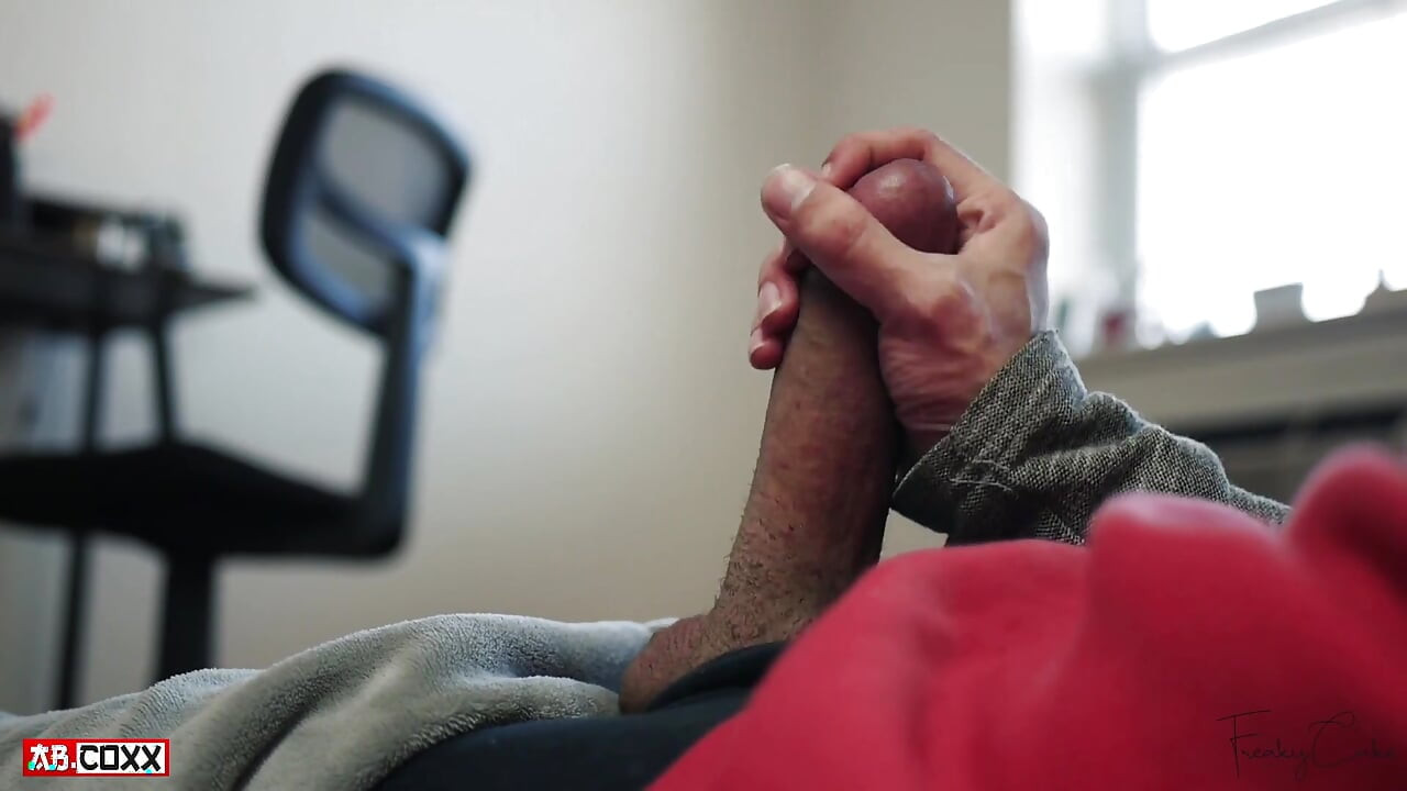 Un étalon sexy et musclé branle une grosse bite veineuse jusqu'à l'éjaculation