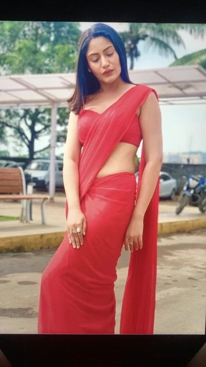 Cagna oscura Surbhi Chandna geme omaggio