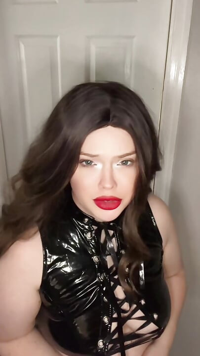Orta yaşlı seksi kadın bisikletçi grup oyunuyla sikiş arkadaşını aldatıyor