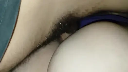 Olgun annenin kuyruğunu arkadan izliyor