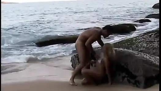 Heiße spanische blondine bekommt am strand ihren arsch gebohrt und nimmt eine gesichtsbesamung