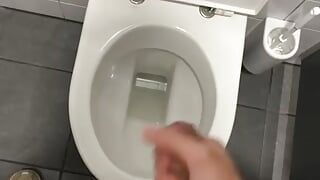 Masturbando no banheiro do aeroporto