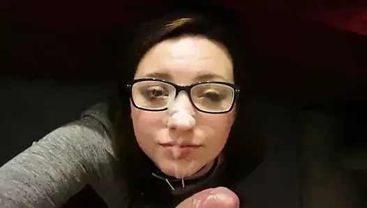 Chica geek en gafas tomando facial