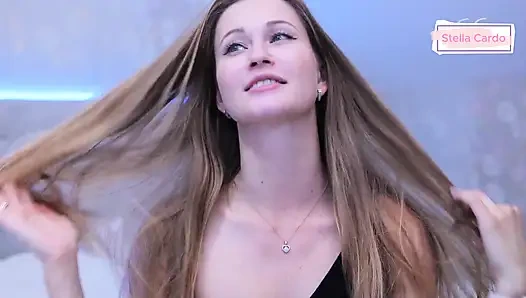 Stella cardo leckt ihre füße