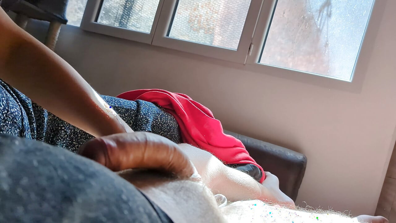 Uživajući u suncu, nadajmo se da nas susjedi neće uhvatiti izložene na prozoru