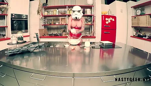 StormTropper Jarushka трахает ее киску большим дилдо и сквиртует