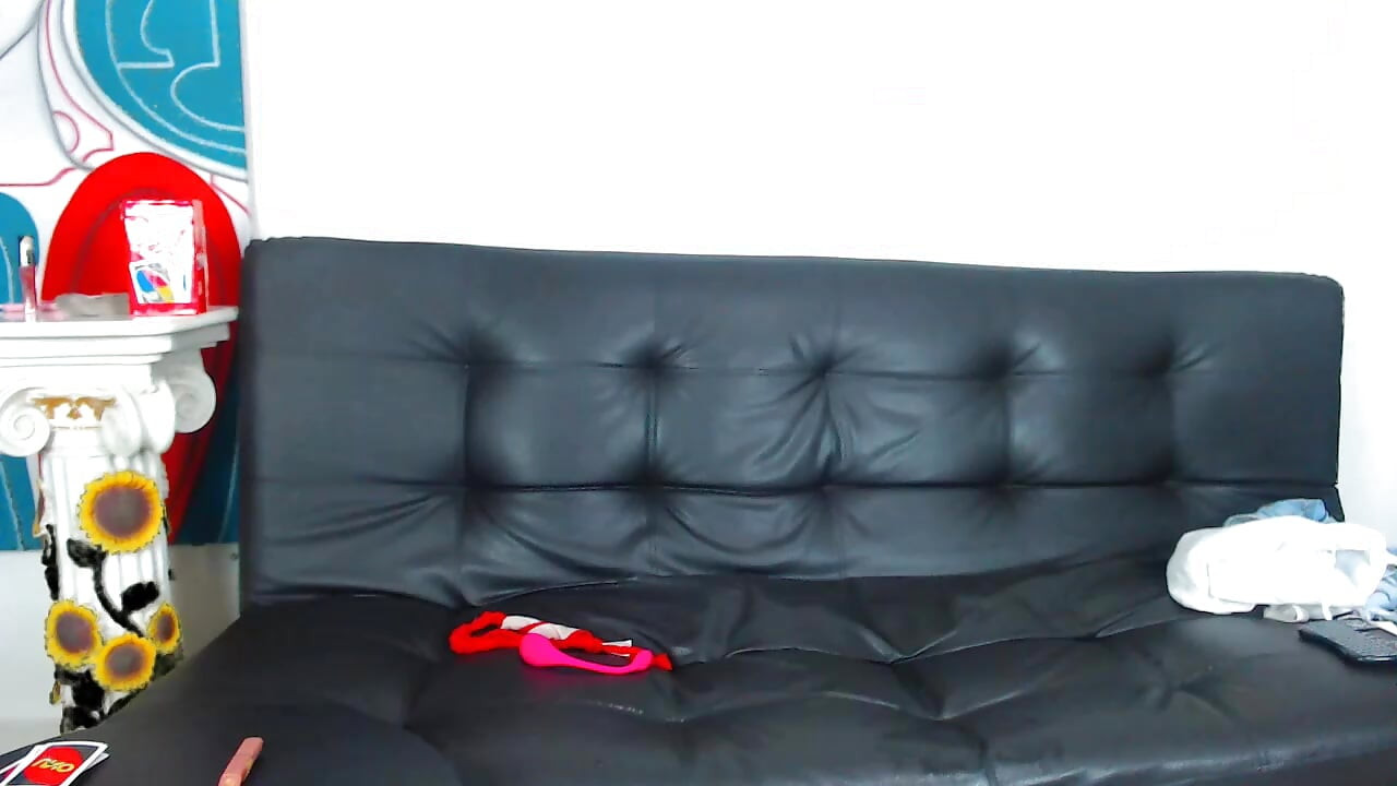 Hushjelp filmer seg selv naken på jobb mens hun onanerer