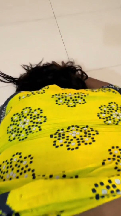 Hermosa hermanastra tamil de 19 años con culo grande es cogida por su hermanastro punjabi mientras descansa en la habitación - corrida anal | Clip 1