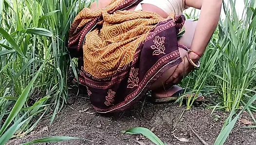 Desi 18-year-old young, married beautiful sister puts her finger in her pussy in the field and gets her brother to fuck her buttocks in the field