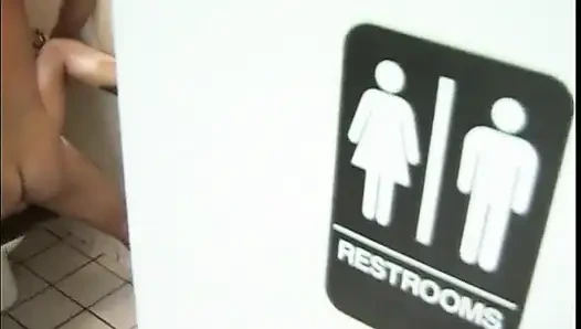 Pria terangsang masuk ke cewek seksi di kamar kecil dan memberinya sodok yang bagus