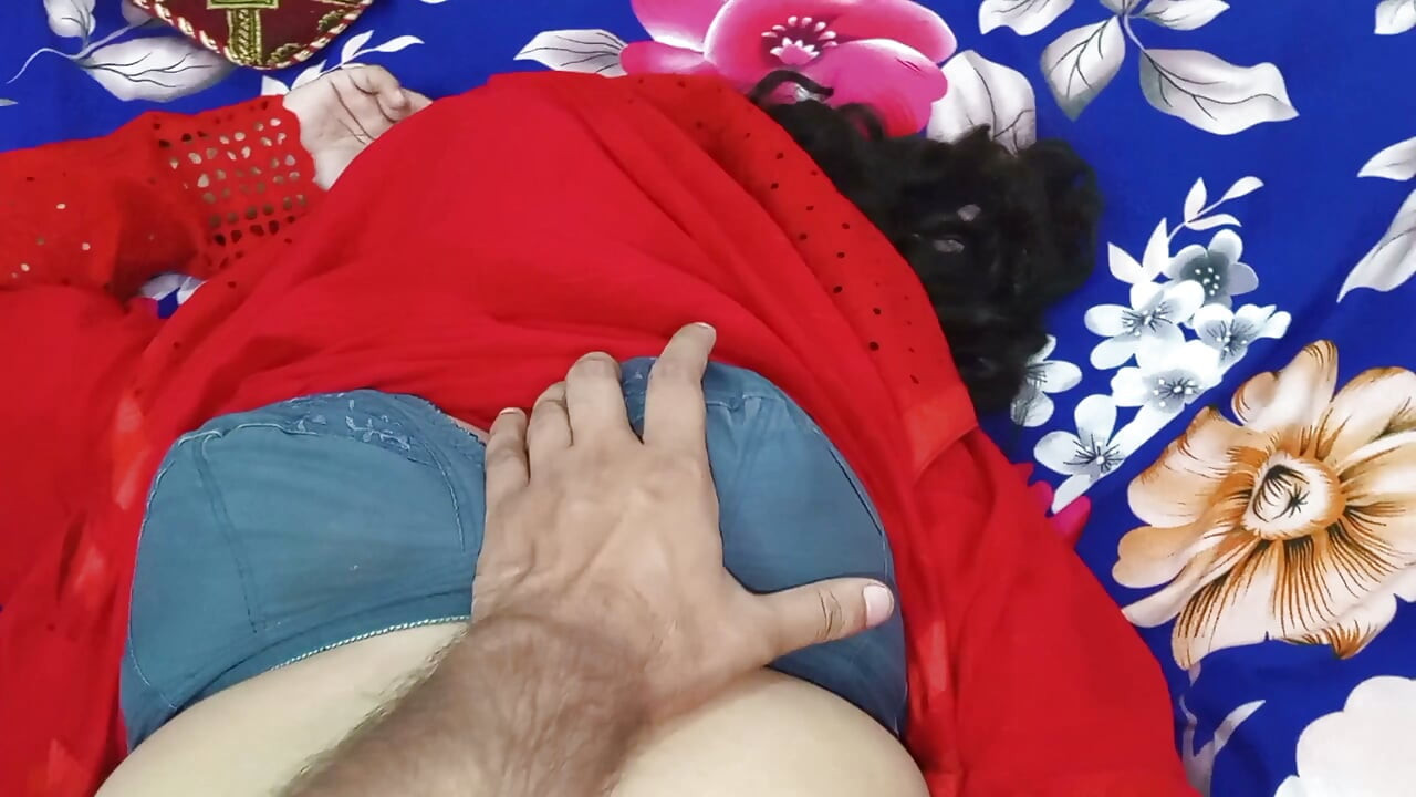בעל ואישה הודים נהנים מסוג הרומנטיקה שאף פעם לא נהיית מיושנת