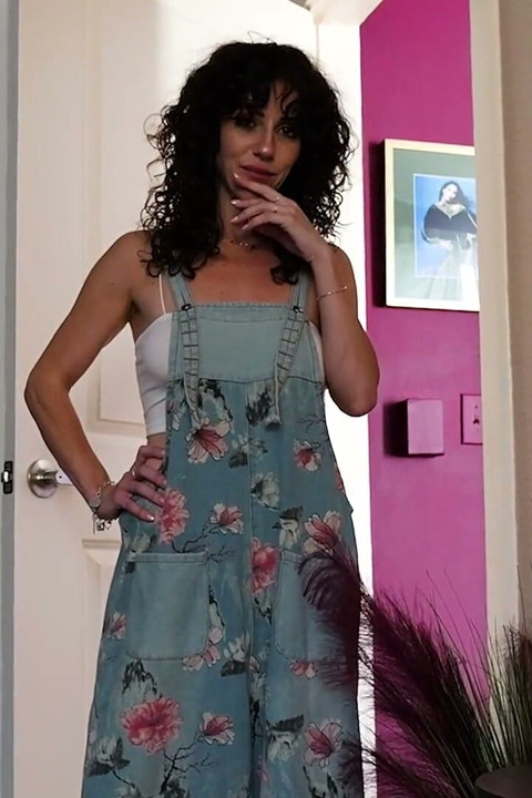 Size Queen House Sitter