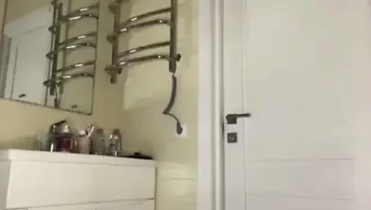 Kurviges mädchen jusielussie hardcore-fick im badezimmer
