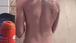 Fag Lance Cage принимает душ в его ванной