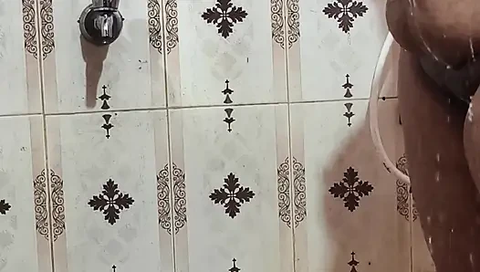Hintli mallu kız banyo yapıyor ve daha sıkı sikişmeye ihtiyacı var