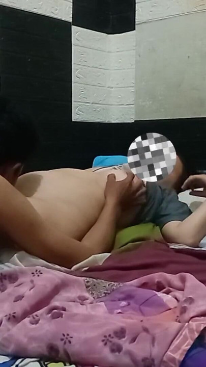 Lamiendo coño asiático sabe dulce, salado y tímido | Clip 1