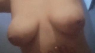 Une femme sexy aux gros seins qui rebondissent se fait baiser