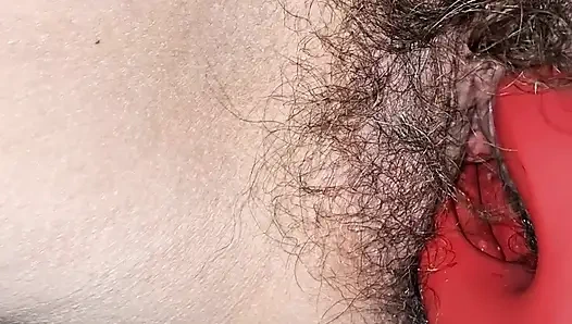 Behaarte muschi spielt nach creampie