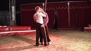 Artistas de circo fazem um grande ato fodendo anal