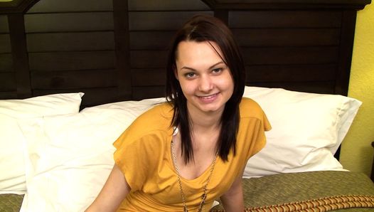 18-letnia chuda brunetka ssie kutasa w stylu POV