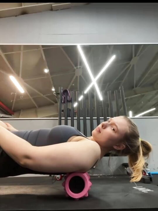 Fată mare și frumoasă se antrenează în sala de sport