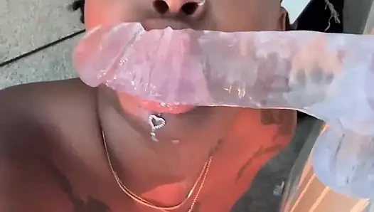 Zenci kadın dildo sakso çekiyor