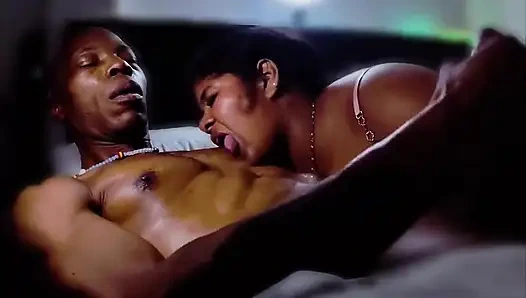 Колумбийская женушка в комнате сосет много камшота на лицо