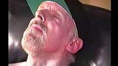 Зрелый мужчина Deacon отжаивает в любительском видео